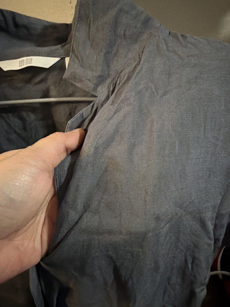 Uniqlo (Category: Blouses) located in Pasig City. Submitted by shellbyf (Listing ID 1466781319, Image 3). Description: Uniqlo semi crop blouse No issues Color gray.