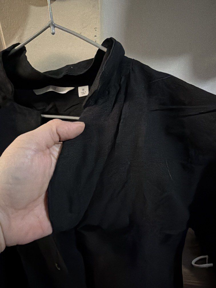 Uniqlo (Category: Blouses) located in Pasig City. Submitted by shellbyf (Listing ID 1466781562, Image 3). Description: Uniqlo semi cropped blouse No issues.