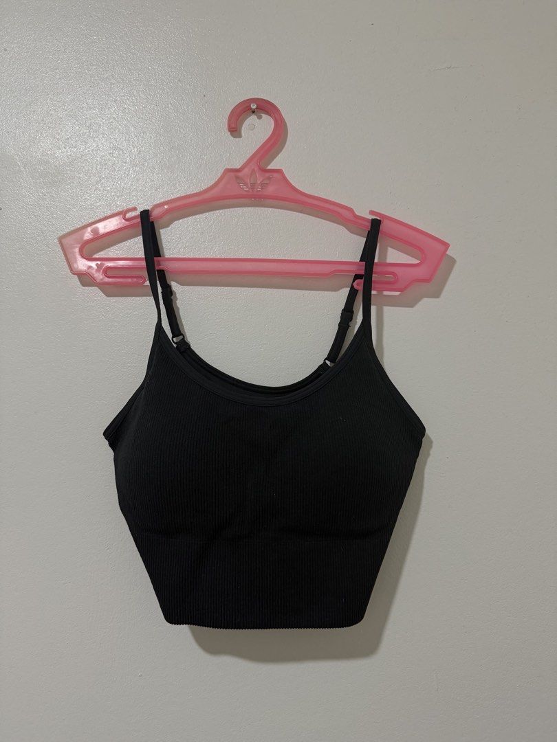 UNIQLO Black Ribbed Bra (Category: Sleeveless) located in Manila. Submitted by itsmerawrs (Listing ID 1466789061, Image 1). Description: .