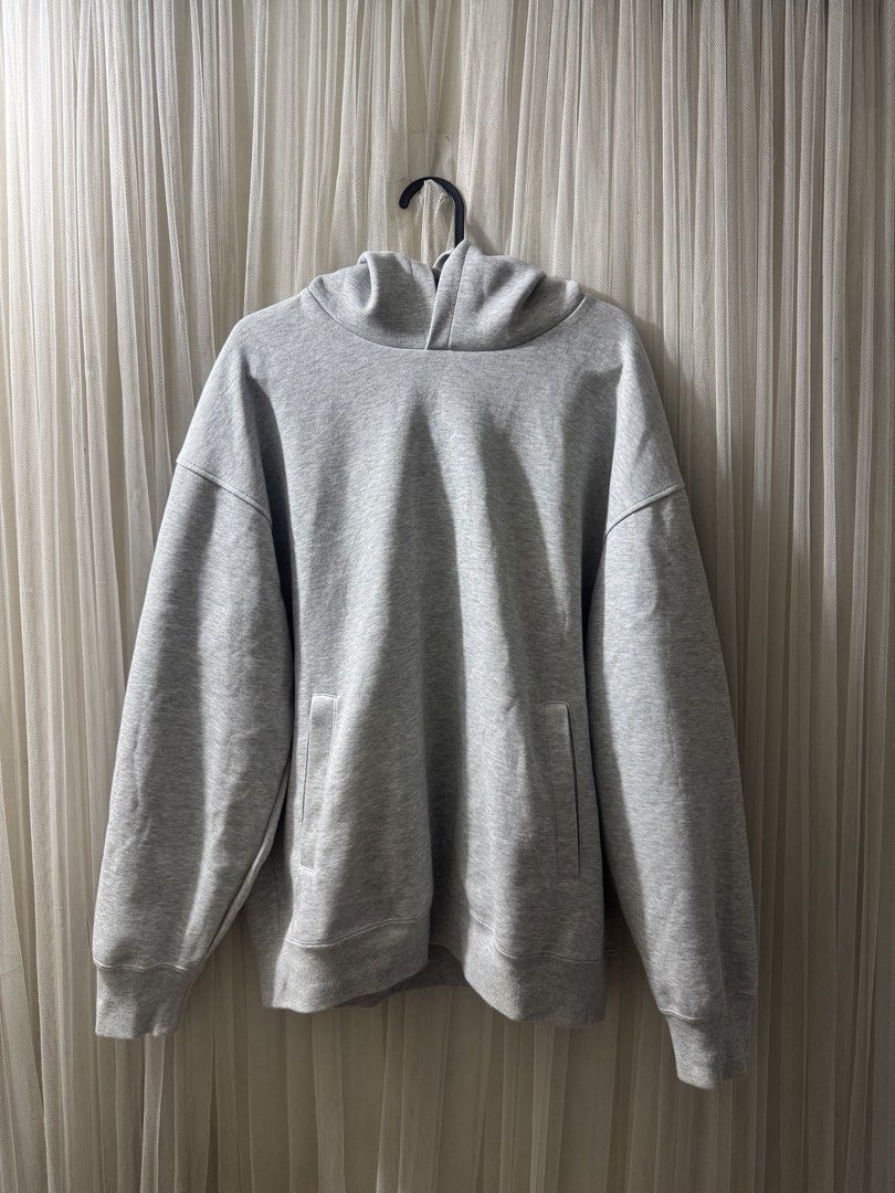 Uniqlo C Sweat Oversized Pullover Hoodie (Gray) (Category: Coats, Jackets and Outerwear) located in Taguig. Submitted by saintchristian (Listing ID 1466791479, Image 1). Description: NO ISSUES GOOD AS NEW.