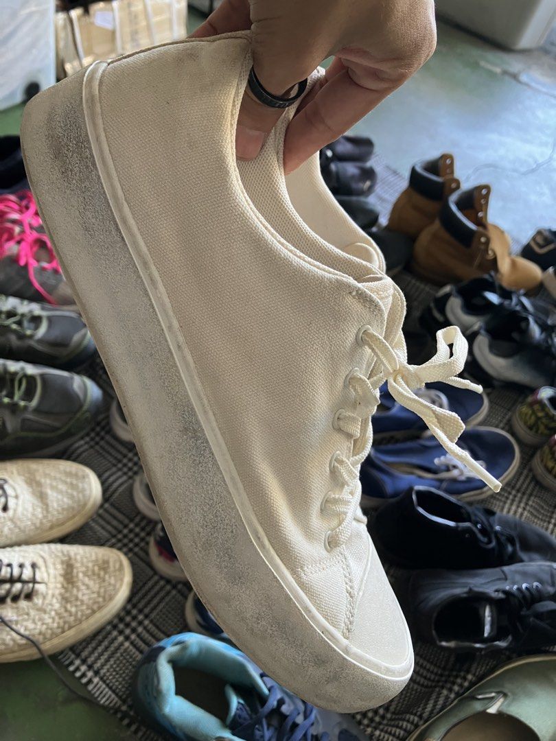 Uniqlo cotton canvas (Category: Sneakers) located in Angeles City. Submitted by jnwsurplus (Listing ID 1466817061, Image 2). Description: Plss see pictures Need wash only .