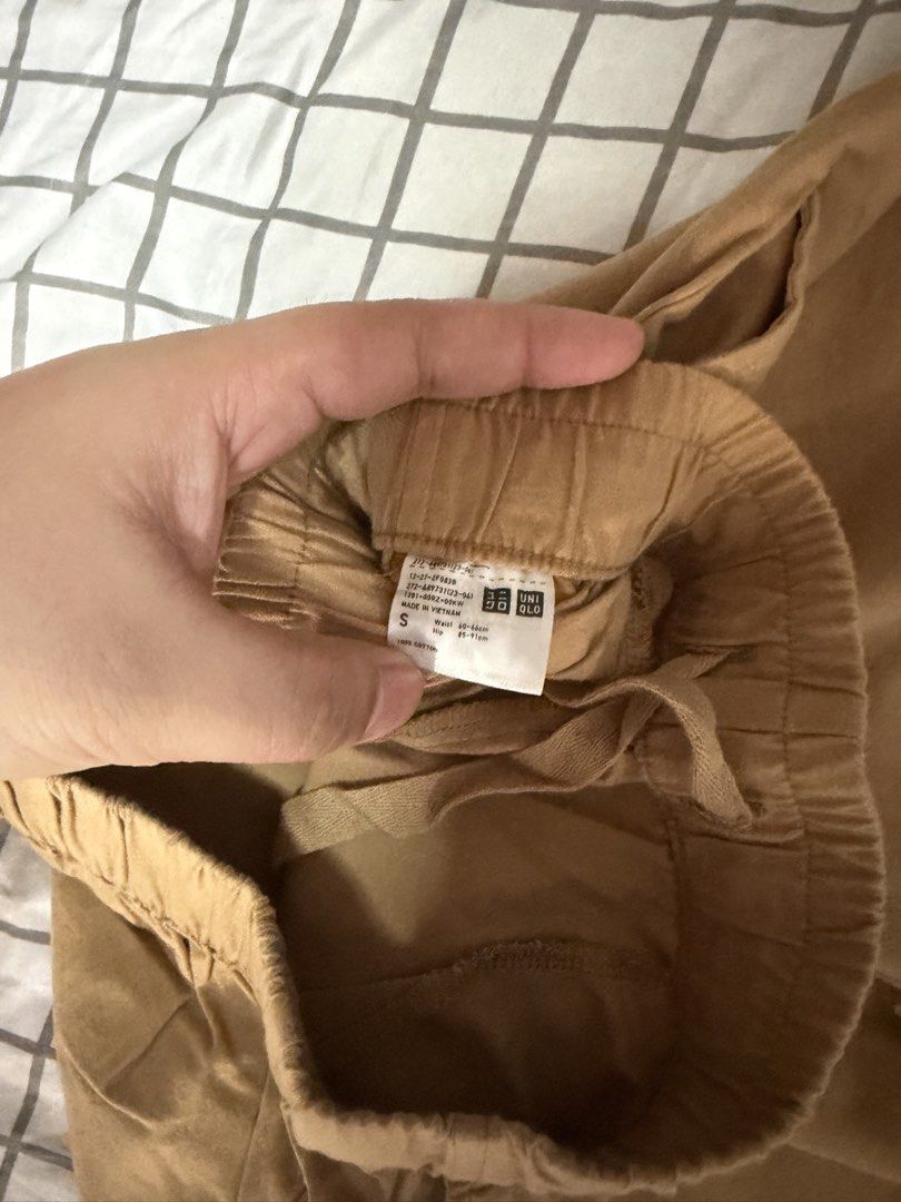Uniqlo Cotton Relaxed Ankle Pants (Category: Other Bottoms) located in Manila. Submitted by pinkyswearshop2.0 (Listing ID 1466833507, Image 3). Description: .
