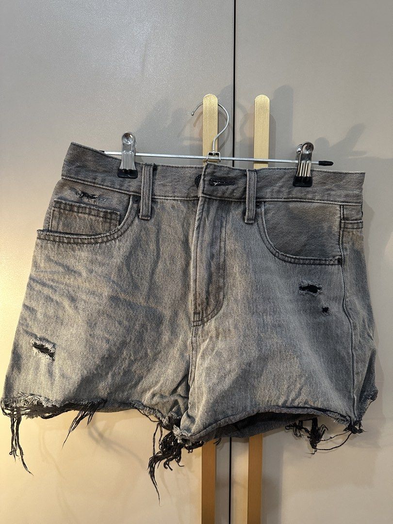 Uniqlo Denim Shorts (24) (Category: Shorts) located in General Trias. Submitted by koobon (Listing ID 1466926790, Image 1). Description: .