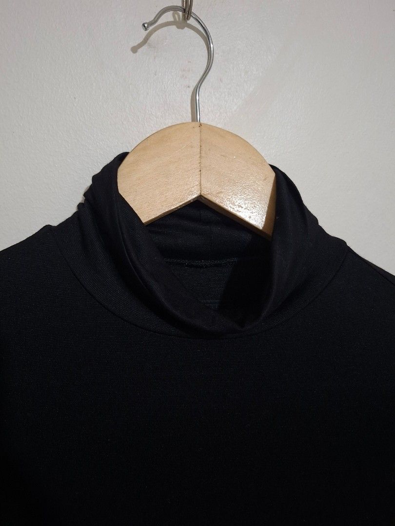 Uniqlo heattech turtle neck S (Category: Longsleeves) located in Subic. Submitted by petitecorner22 (Listing ID 1466890382, Image 2). Description: no more haggling please.