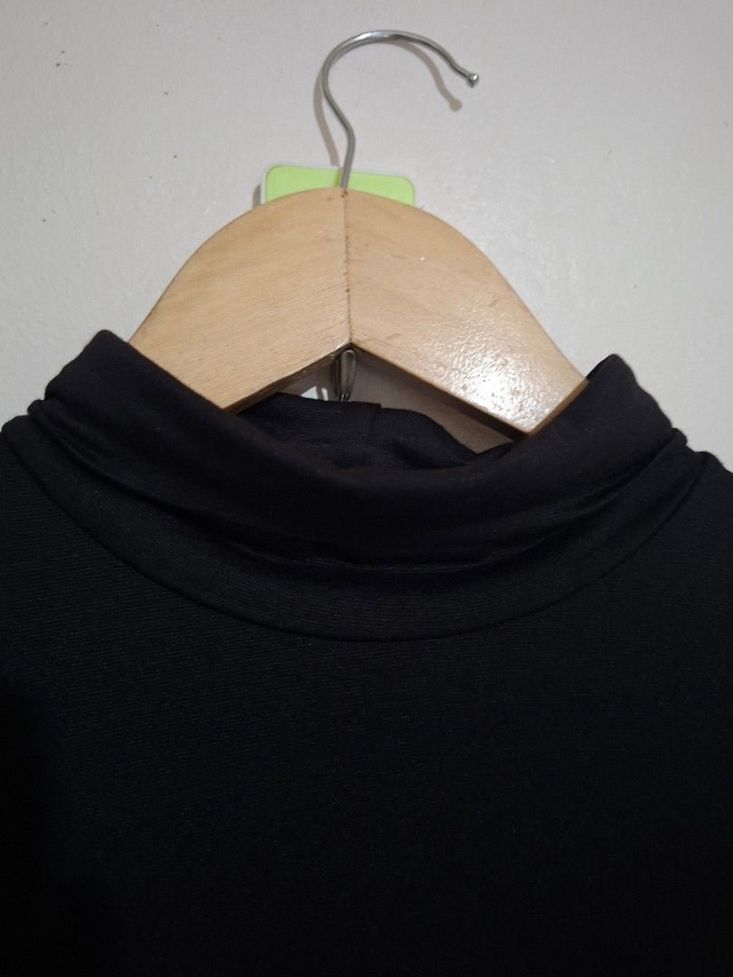 Uniqlo heattech turtle neck XL (Category: Longsleeves) located in Subic. Submitted by petitecorner22 (Listing ID 1466889766, Image 2). Description: no more haggling please.