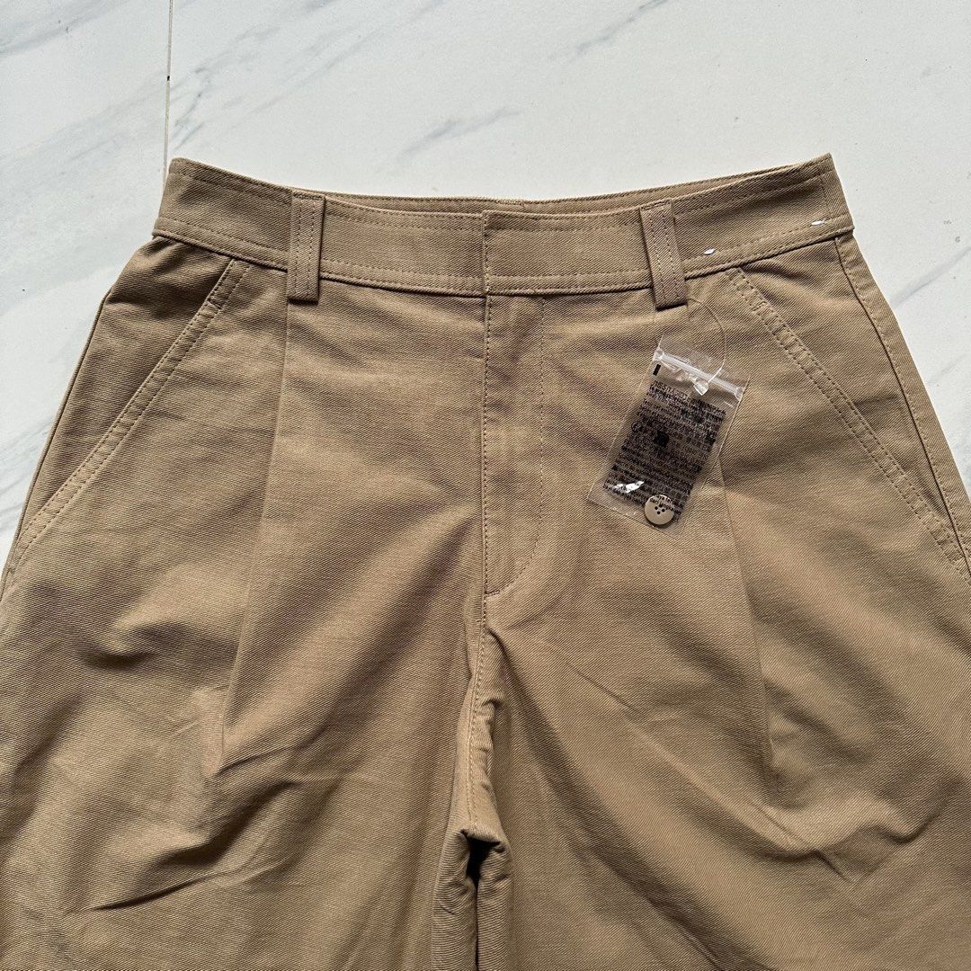 Uniqlo Jorts (Category: Shorts) located in Las Pinas. Submitted by __snow (Listing ID 1466965648, Image 2). Description: • AVAILABLE • Uniqlo Jersey Pleated Long Shorts Size small on tag Beige colorway Dimes by Inches (laid flat) Waist: 28 Rise: 12 Thigh: 14 Length: 22 Leg open: 14 Color rate: 9.5/10 Color may vary due to lighting Payment Method: Gcash Delivery Options (Shipping shoulder by buyer) J&T Express, LBC Location: Las Piñas City.