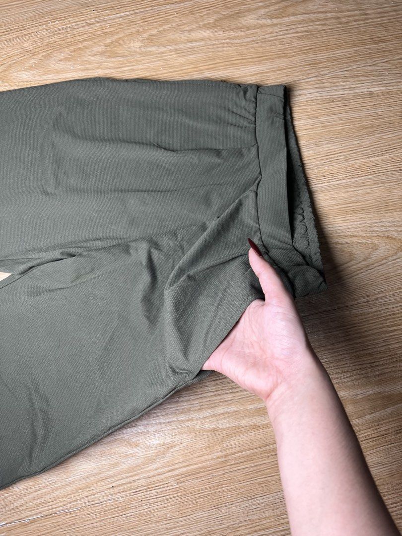 Uniqlo jersey relaxed ankle pants (Category: Jeans) located in Tagum. Submitted by sammiecats (Listing ID 1466831296, Image 3). Description: ‼️UNIQLO •Olive green •Uniqlo jersey relaxed ankle pants •stretchy drawstring waist • so comfy to wear best for every day use and for outdoor activities. SIZE: Small on tag •Waist Approximately 25 Up to 29 | Length 35 MINE - 750.