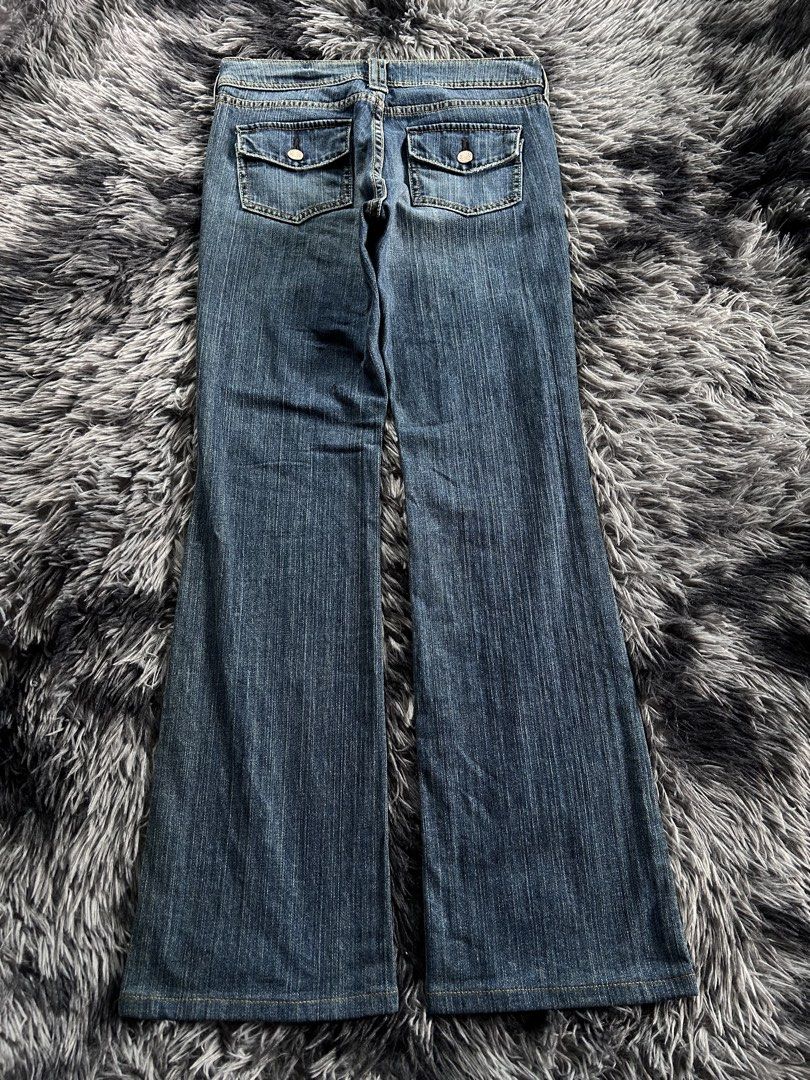 Uniqlo Low rise Flared Jeans (Category: Jeans) located in Baao. Submitted by prettysixtythrift_17 (Listing ID 1466876274, Image 2). Description: Uniqlo Low rise Flared Jeans ▪️Waistline:28 to 30 ▪️Length: 37 ▪️Hem: 8.5 ▪️Hips: 16 ▪️Leg Thigh: 10 ▪️Rise: 8.5 ▪️Inseam: 28.5 .