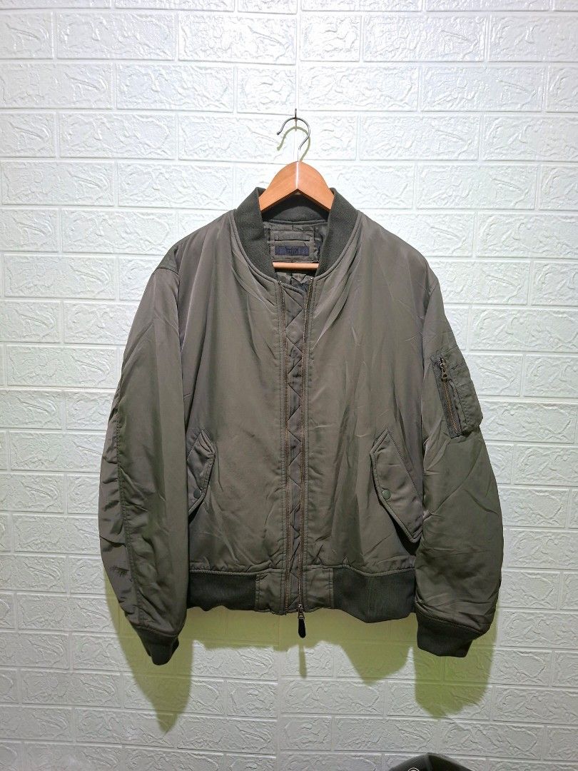 UNIQLO MA-1 BLOUSON - LARGE (Category: Coats, Jackets and Outerwear) located in Cebu City. Submitted by uniqloarchives_ (Listing ID 1466788421, Image 2). Description: UNIQLO MA-1 BLOUSON - LARGE WIDTH: 22 LENGTH: 26 📌EXCELLENT CONDITION 📌Color rate: 10/10 📌 WASHED READY TO WEAR 📌 NO ISSUE 📍LOCATION:CEBU CITY 📦COURIER:J&T or MAXIM COD 🏷️₱1k + sf.