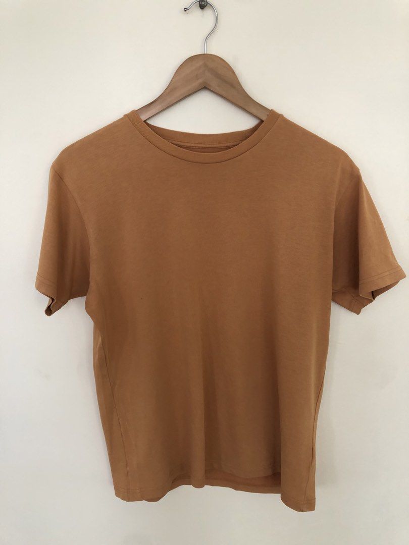 Uniqlo Orange Tee (Category: Tshirts & Polo Shirts ) located in Manila. Submitted by picklerick_collects (Listing ID 1466812488, Image 1). Description: .