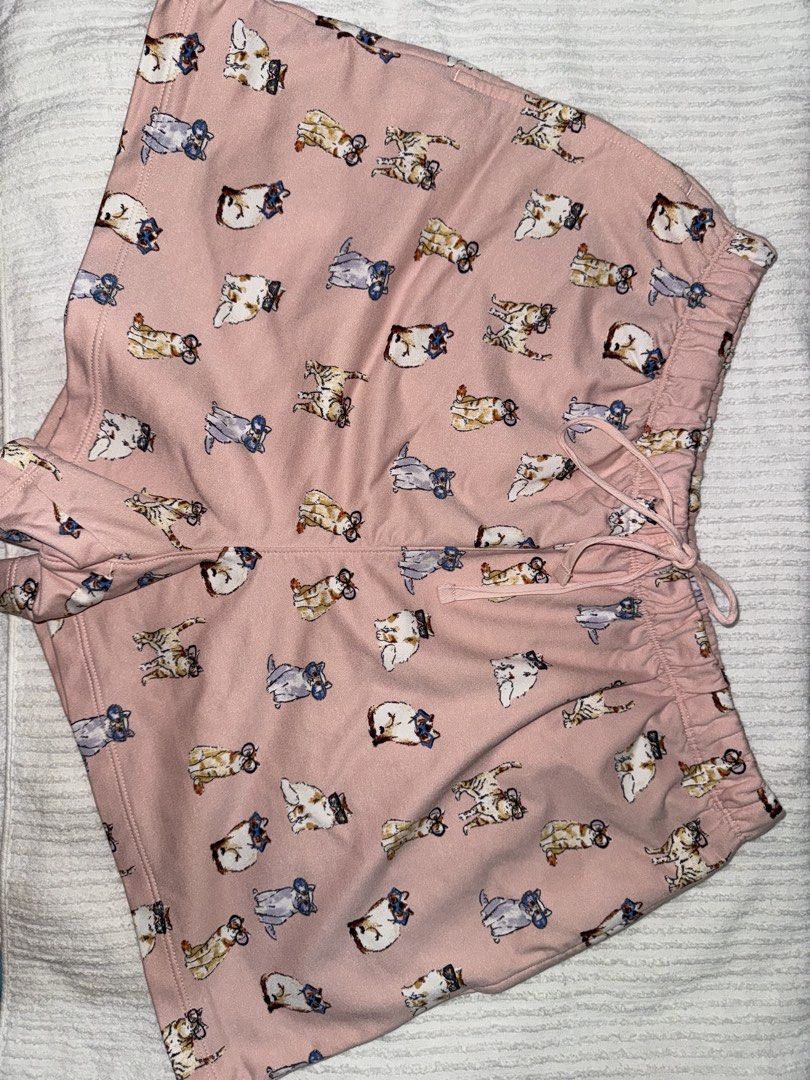 Uniqlo Pink Shorts (Category: Shorts) located in Naga. Submitted by sbcookieee (Listing ID 1466841986, Image 1). Description: .