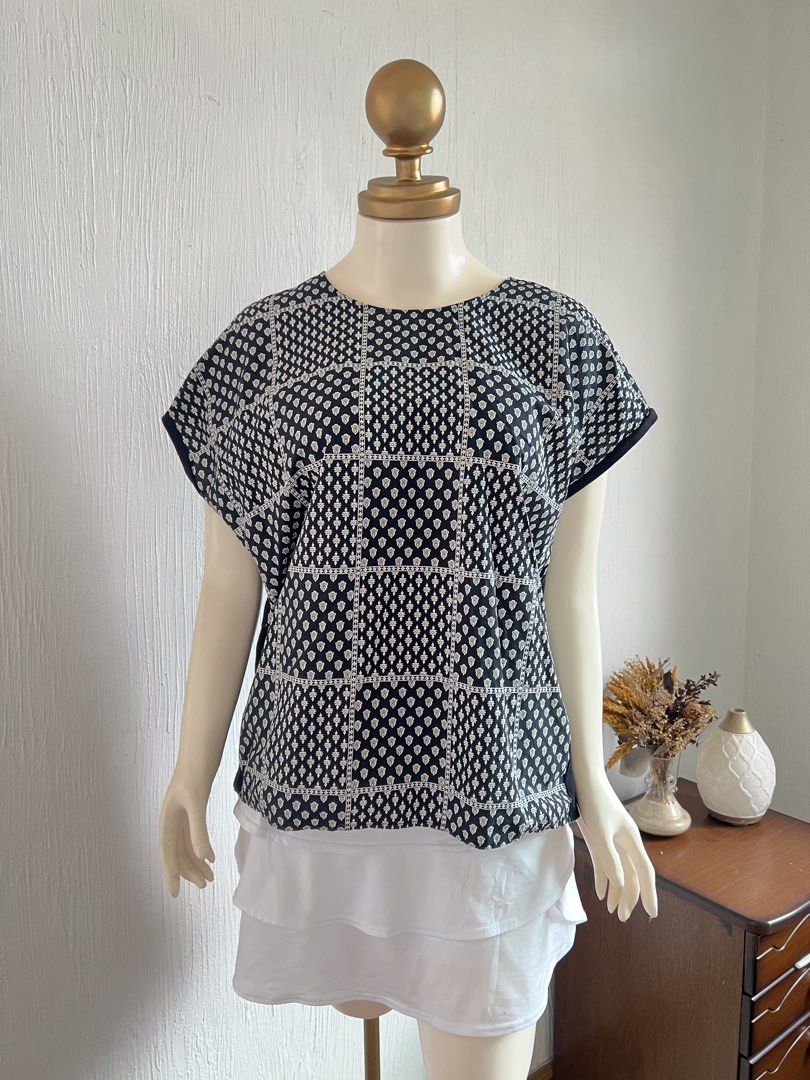 Uniqlo Printed Blouse (Category: Blouses) located in Amadeo. Submitted by mavmadel (Listing ID 1466823577, Image 3). Description: -xl size -like new -color rate 10/10.