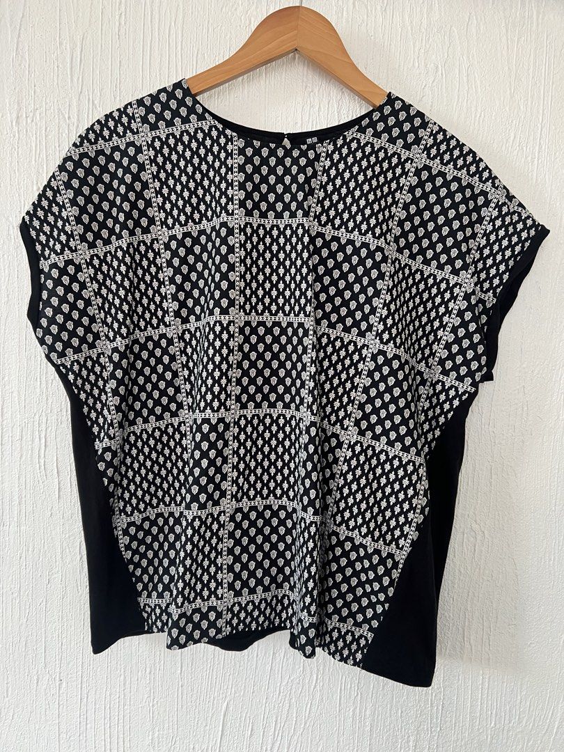 Uniqlo Printed Blouse (Category: Blouses) located in Amadeo. Submitted by mavmadel (Listing ID 1466823577, Image 1). Description: -xl size -like new -color rate 10/10.