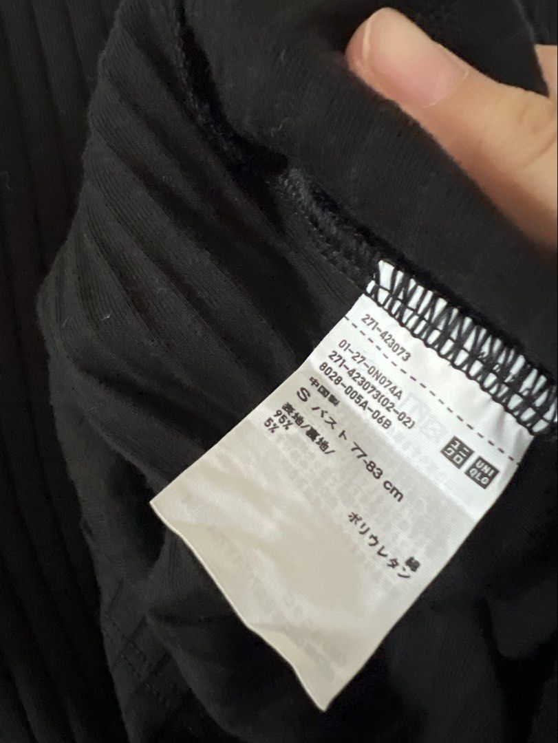 Uniqlo Squareneck PaddedTop (Category: Sleeveless) located in Amadeo. Submitted by mavmadel (Listing ID 1466824056, Image 2). Description: -small size -excellent to like new -color rate 10/10.