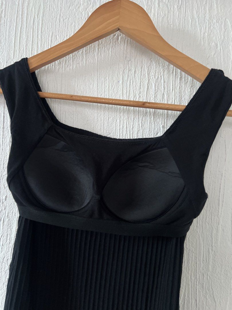 Uniqlo Squareneck PaddedTop (Category: Sleeveless) located in Amadeo. Submitted by mavmadel (Listing ID 1466824056, Image 3). Description: -small size -excellent to like new -color rate 10/10.