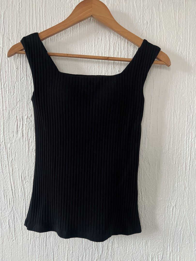Uniqlo Squareneck PaddedTop (Category: Sleeveless) located in Amadeo. Submitted by mavmadel (Listing ID 1466824056, Image 1). Description: -small size -excellent to like new -color rate 10/10.