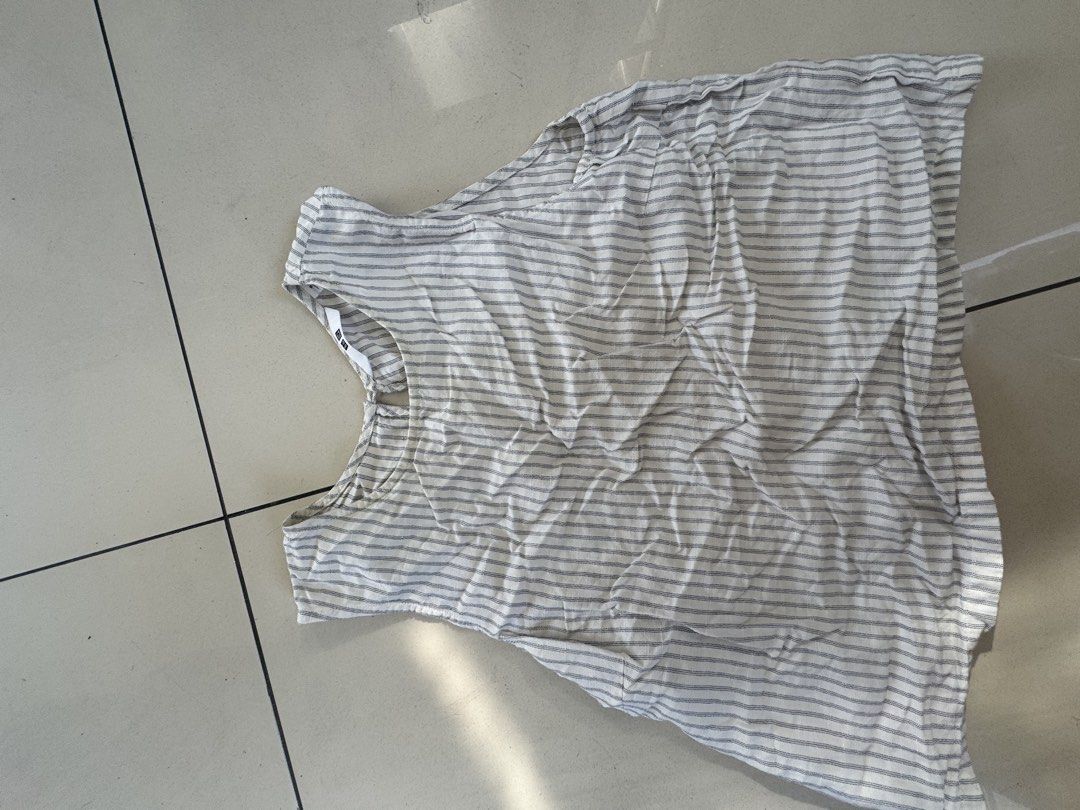 Uniqlo top (Category: Blouses) located in Quezon City. Submitted by prelovedsaleitems (Listing ID 1466781460, Image 2). Description: .