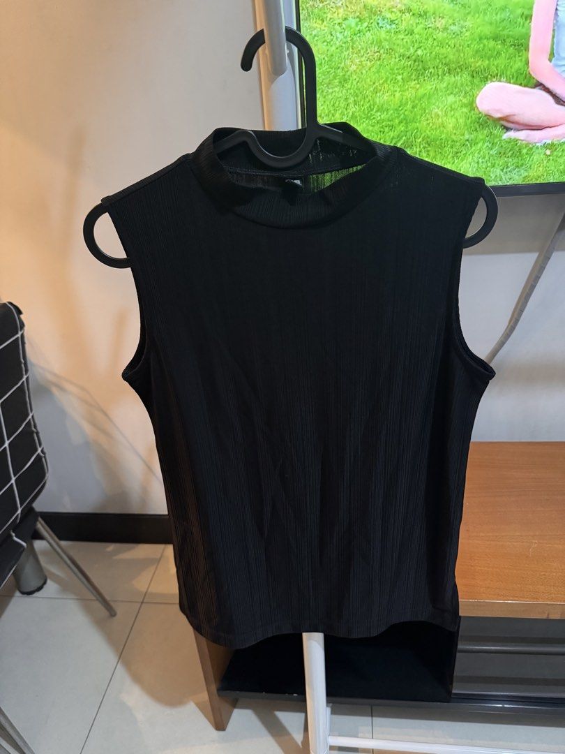 Uniqlo turtle neck sleeveless top (Category: Sleeveless) located in Quezon City. Submitted by essief (Listing ID 1466919488, Image 1). Description: Very comfy and soft material No issues No when worn photos .