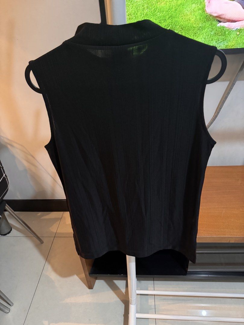 Uniqlo turtle neck sleeveless top (Category: Sleeveless) located in Quezon City. Submitted by essief (Listing ID 1466919488, Image 3). Description: Very comfy and soft material No issues No when worn photos .