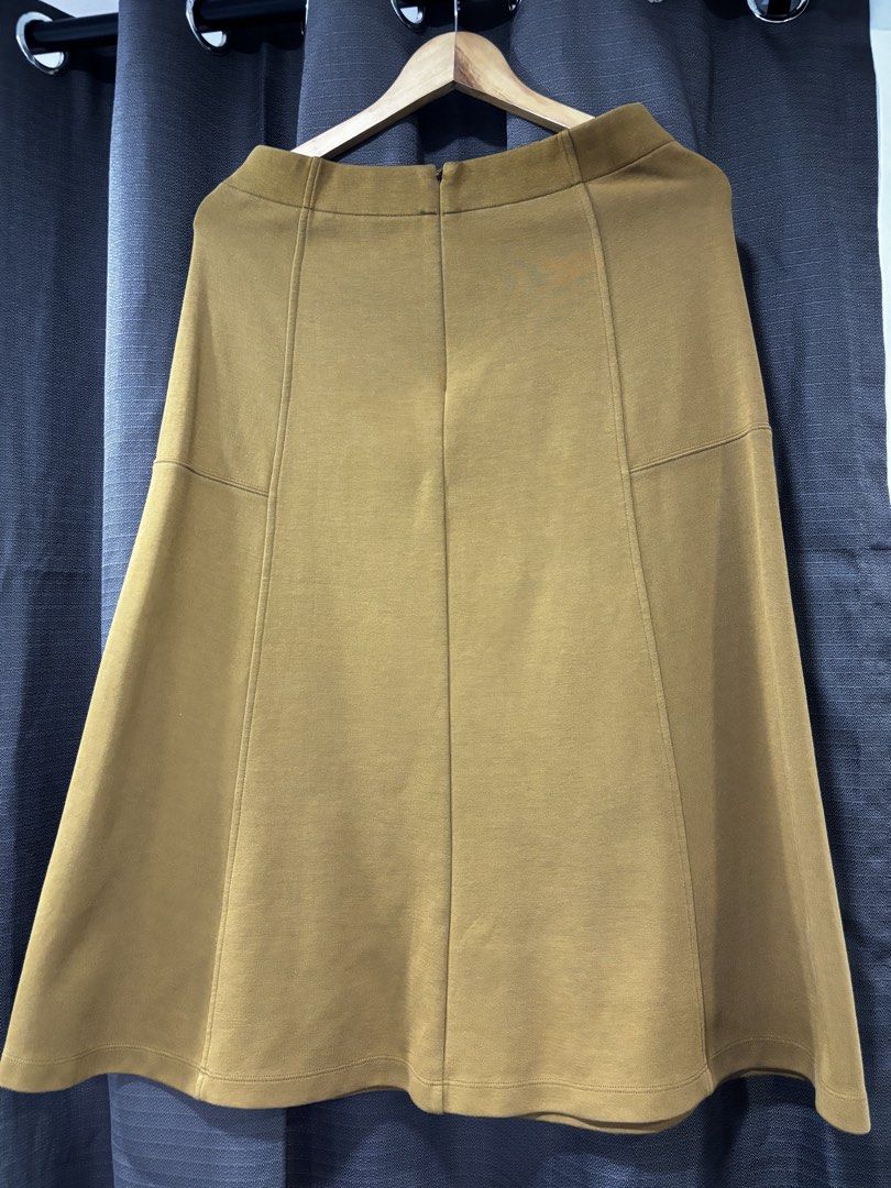 Uniqlo U Jersey Skirt (Category: Skirts) located in Muntinlupa City. Submitted by jdvcloset (Listing ID 1466786808, Image 2). Description: Large on tag No flaws.
