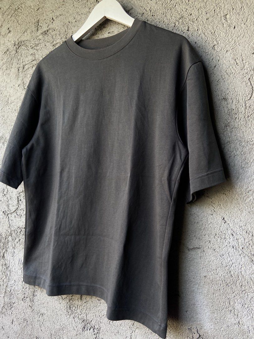 Uniqlo U Tshirt (Category: Formal Shirts) located in Cavite. Submitted by abasolo_jv (Listing ID 1466863589, Image 2). Description: Good Condition no issue 10/10 Color Rate m on tag fresh from bale try to offer.