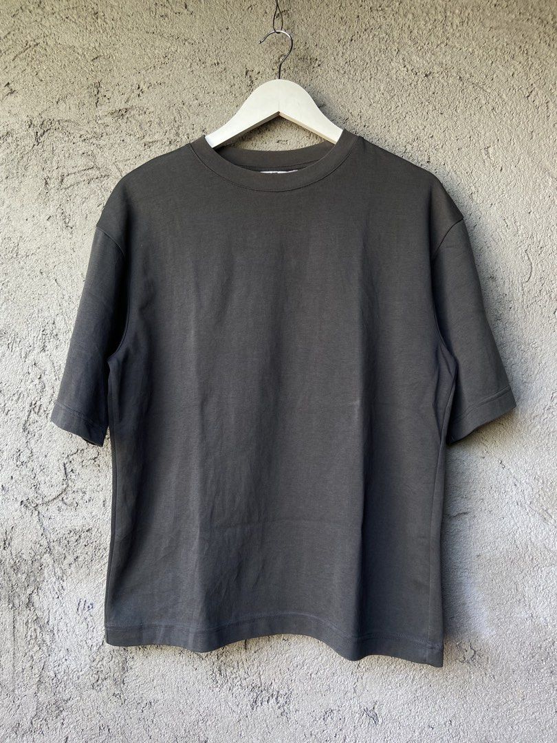 Uniqlo U Tshirt (Category: Formal Shirts) located in Cavite. Submitted by abasolo_jv (Listing ID 1466863589, Image 1). Description: Good Condition no issue 10/10 Color Rate m on tag fresh from bale try to offer.