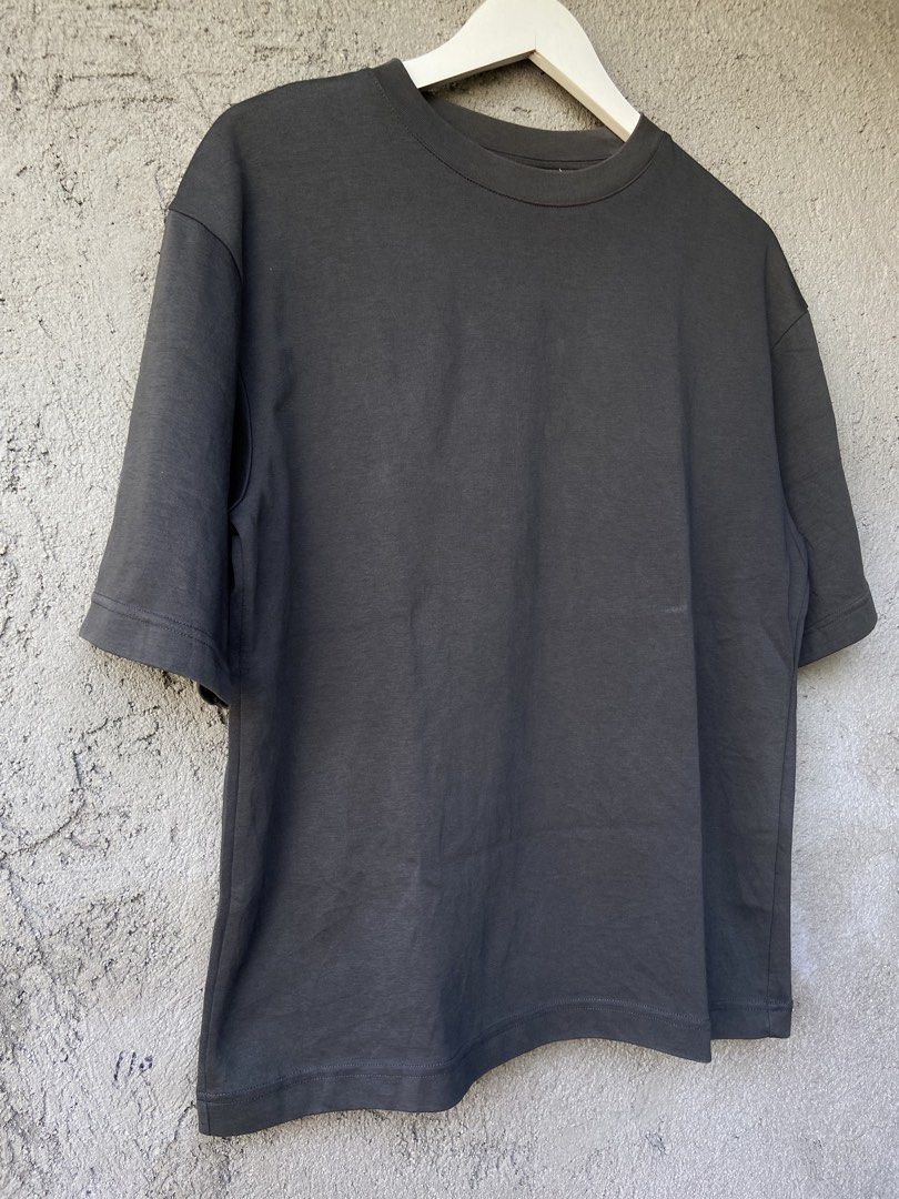 Uniqlo U Tshirt (Category: Formal Shirts) located in Cavite. Submitted by abasolo_jv (Listing ID 1466863589, Image 3). Description: Good Condition no issue 10/10 Color Rate m on tag fresh from bale try to offer.