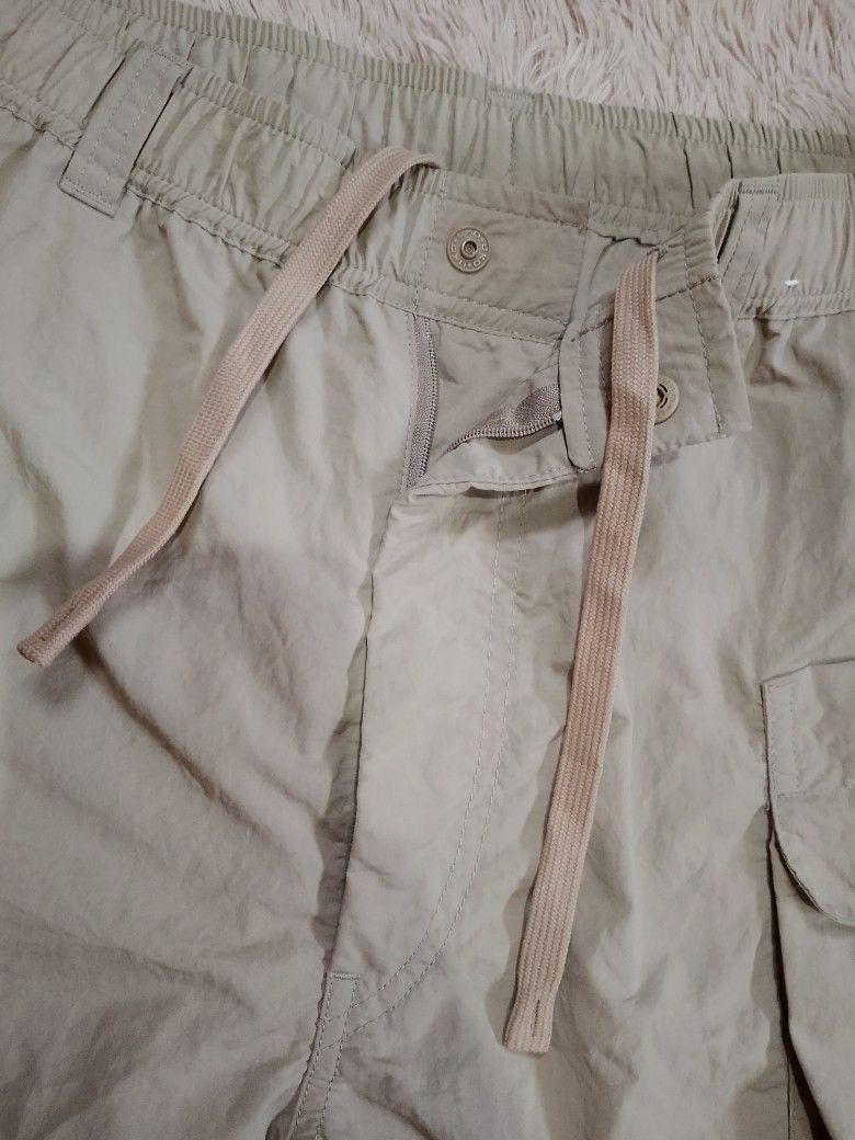 Uniqlo Utility Short (Category: Shorts) located in Cebu City. Submitted by thrift.by_mar (Listing ID 1466825079, Image 3). Description: - good as new - 30-32x20 - no issue.