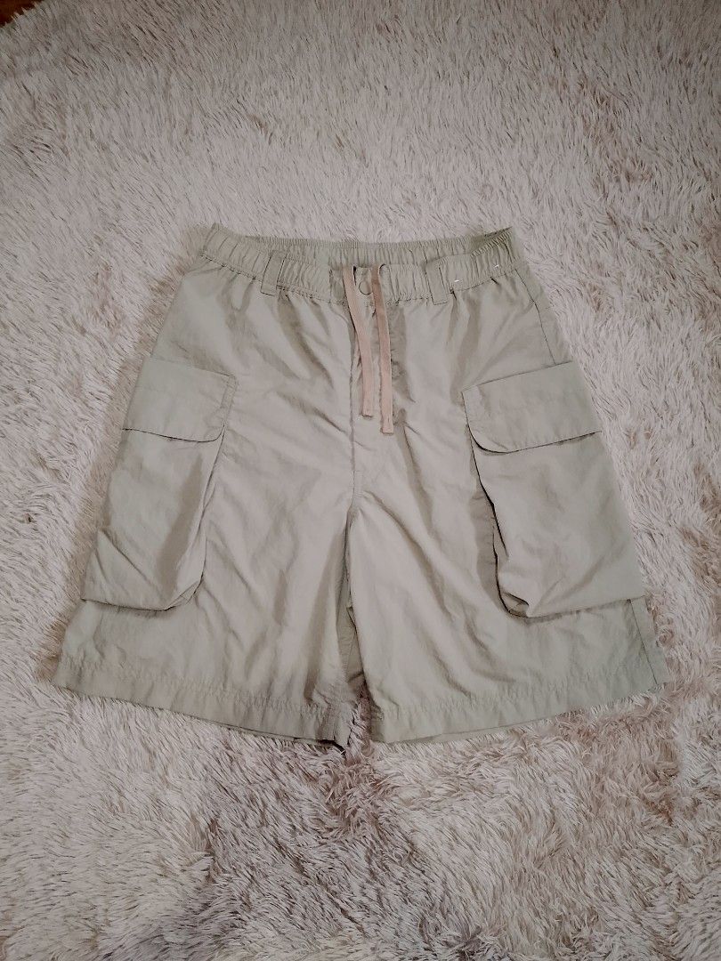 Uniqlo Utility Short (Category: Shorts) located in Cebu City. Submitted by thrift.by_mar (Listing ID 1466825079, Image 1). Description: - good as new - 30-32x20 - no issue.