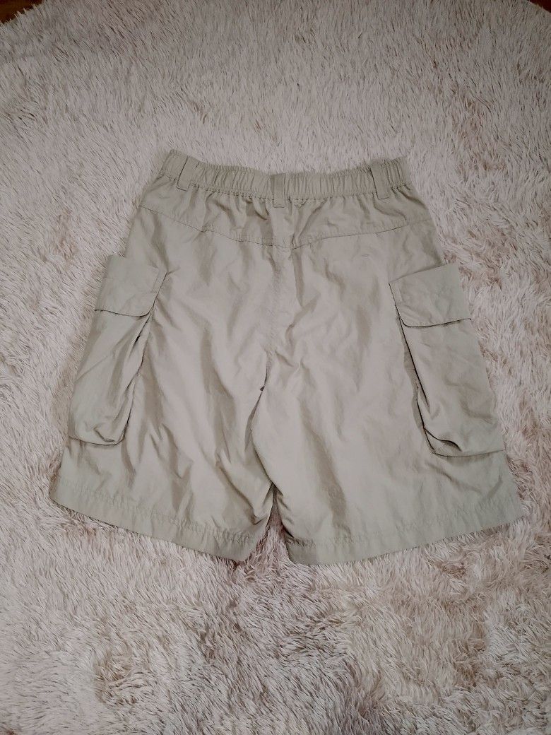 Uniqlo Utility Short (Category: Shorts) located in Cebu City. Submitted by thrift.by_mar (Listing ID 1466825079, Image 2). Description: - good as new - 30-32x20 - no issue.