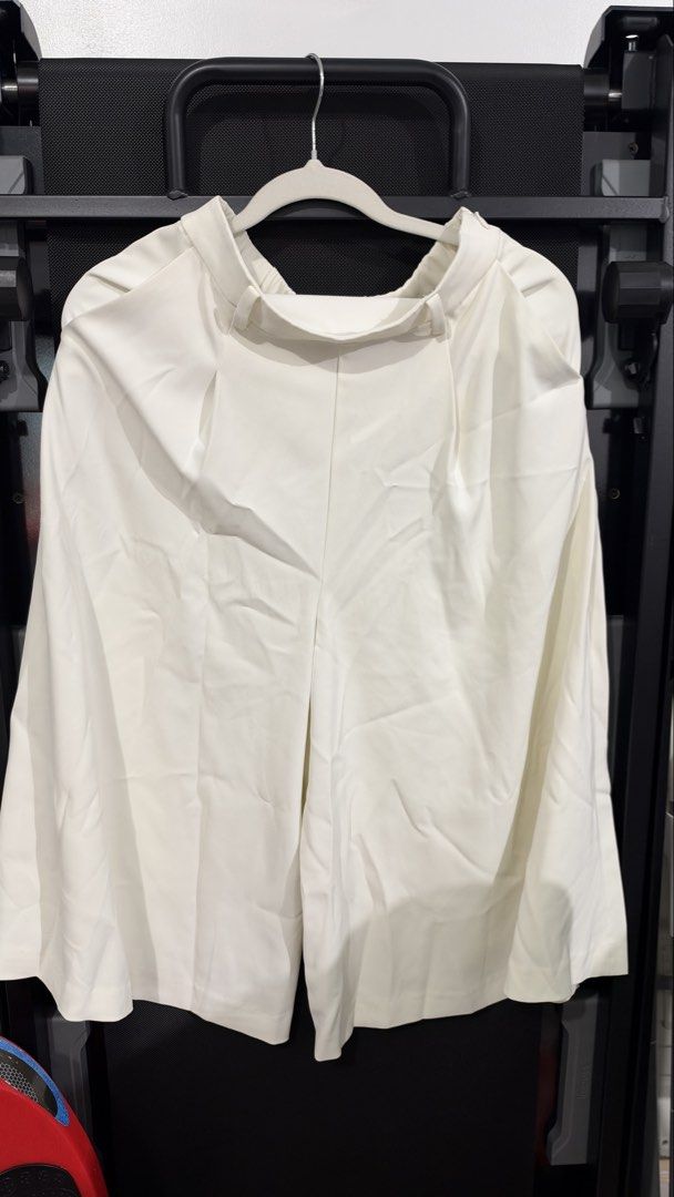 Uniqlo White Pleated Culottes Size M (Category: Skirts) located in Quezon City. Submitted by dalynsantos (Listing ID 1466905554, Image 1). Description: - Brand: Uniqlo - Color: White - Size: M (Waist: 63-69cm, Hips: 88-94cm) - Design: Pleated front, wide-leg cut - Material: 95% polyester, 5% spandex (Made in China) - Style: Clean and versatile, great for casual wear or the office.