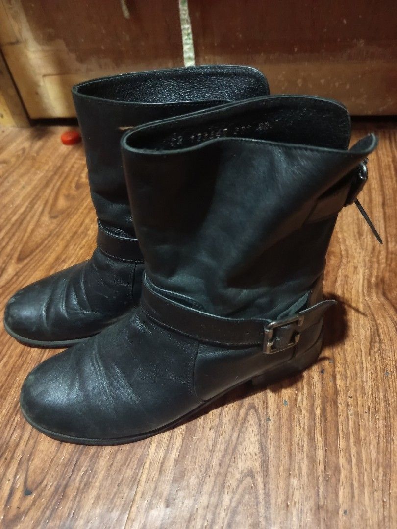 unisex black plain boots (Category: Boots) located in Tagoloan. Submitted by spid.erlily (Listing ID 1466934604, Image 2). Description: .