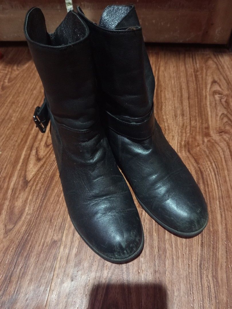 unisex black plain boots (Category: Boots) located in Tagoloan. Submitted by spid.erlily (Listing ID 1466934604, Image 1). Description: .