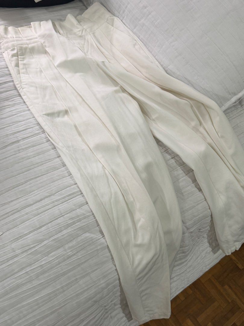 Urban Revivo White Trousers Size S (Category: Jeans) located in Quezon City. Submitted by afternoonstore (Listing ID 1466840887, Image 1). Description: - Brand: Urban Revivo - Style: High-waisted trousers with structured front pleats - Size: Small (EUR 36, US 4, UK 8) - Material: Lightweight fabric - Design: Clean, minimalist look - Condition: Brand new / Like new - Perfect for: Everyday wear, easily pairs with basic tops or blouses.