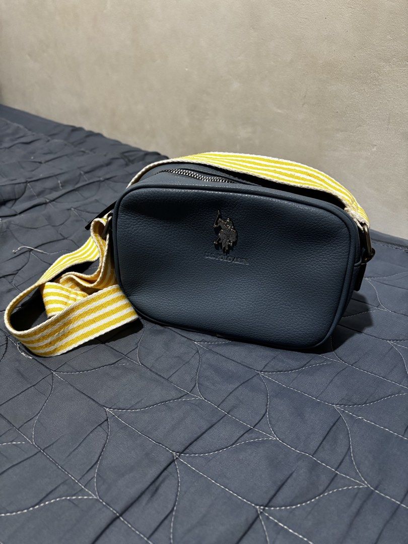 US Polo Assn Sling Bag (Category: Cross-body Bags) located in Manila. Submitted by declutter_byjaq (Listing ID 1466939959, Image 2). Description: PRELOVED US POLO ASSN. SLING BAG Details: Brand: US Polo Assn. Style: 27A175AA Color: Blue Size: 1SZ Condition: Preloved Origin: US 🇺🇸 With normal signs of use. Please see pictures for the actual condition. 🥰 RFS: Needs cash.