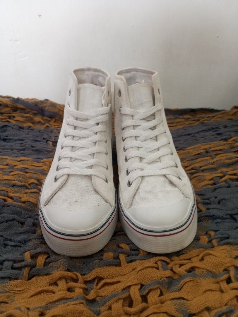 US Polo High Top Canvas Sneakers (Category: Sneakers) located in Baguio. Submitted by Dominick_II (Listing ID 1466776412, Image 2). Description: US Polo Assn white shoes Signature embroidered horse logo on the outer side Size : 7US men (fits 8.5 wmns) 40EU / 25CM / 6UK issue old tag made in Turkey Php 1,300 only.