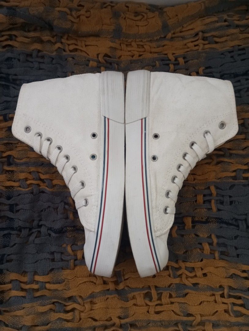 US Polo High Top Canvas Sneakers (Category: Sneakers) located in Baguio. Submitted by Dominick_II (Listing ID 1466776412, Image 3). Description: US Polo Assn white shoes Signature embroidered horse logo on the outer side Size : 7US men (fits 8.5 wmns) 40EU / 25CM / 6UK issue old tag made in Turkey Php 1,300 only.