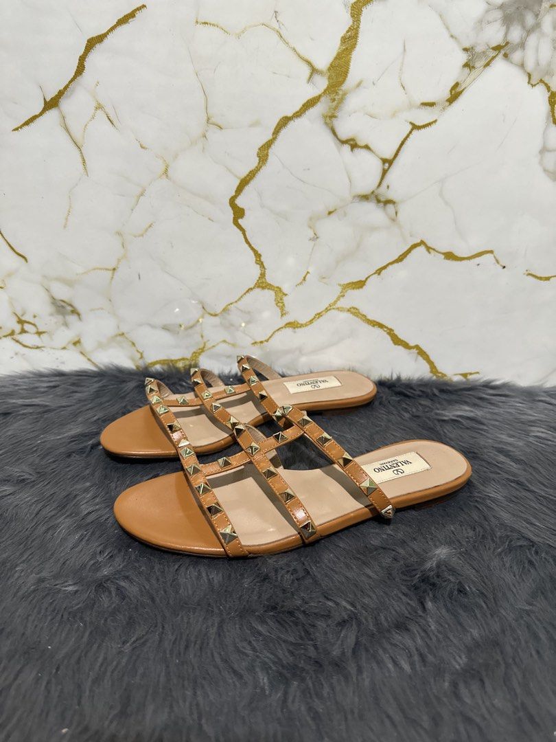 Valentino Flats (Category: Flats & Sandals) located in Marikina City. Submitted by georgiaprelovestuff (Listing ID 1466884219, Image 3). Description: size 37 PLEASE READ BEFORE MAKING AN OFFER: 🔹No inclusions since this is preloved 🔹NO to low ballers please 🔹NO meetups due to busy schedule 🔹If you make an offer, please get the item let's not waste each other's time 🔹NO return NO exchange NO cancellation 🔹Please manage your expectation since