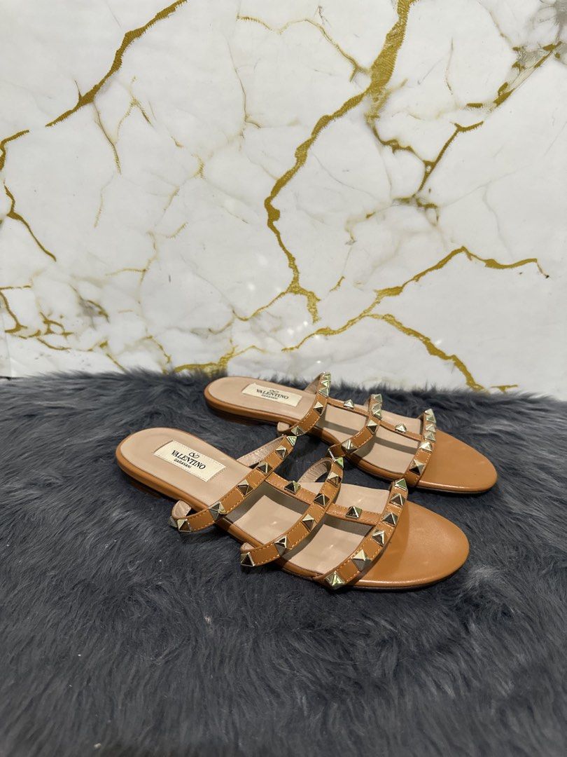 Valentino Flats (Category: Flats & Sandals) located in Marikina City. Submitted by georgiaprelovestuff (Listing ID 1466884219, Image 2). Description: size 37 PLEASE READ BEFORE MAKING AN OFFER: 🔹No inclusions since this is preloved 🔹NO to low ballers please 🔹NO meetups due to busy schedule 🔹If you make an offer, please get the item let's not waste each other's time 🔹NO return NO exchange NO cancellation 🔹Please manage your expectation since