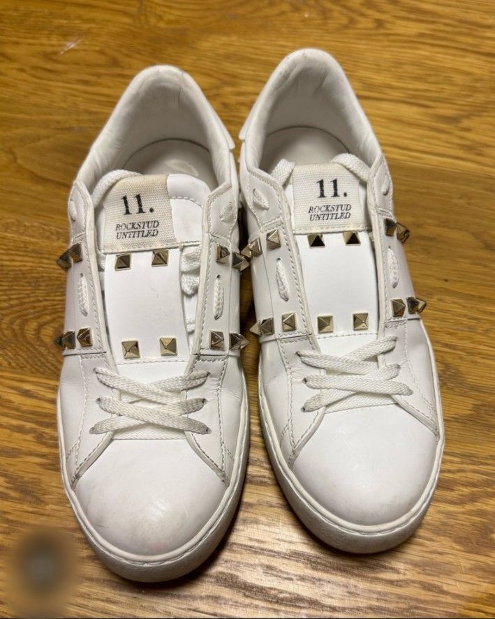 Valentino Garavani Rockstud 40.5 men (Category: Sneakers & Footwear) located in Alicia. Submitted by celynahambotruecelyna39 (Listing ID 1466891911, Image 1). Description: in good condition, normal sign of use.