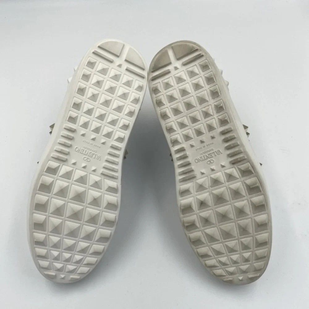 Valentino Garavani Rockstud 40.5 men (Category: Sneakers & Footwear) located in Alicia. Submitted by celynahambotruecelyna39 (Listing ID 1466891911, Image 3). Description: in good condition, normal sign of use.