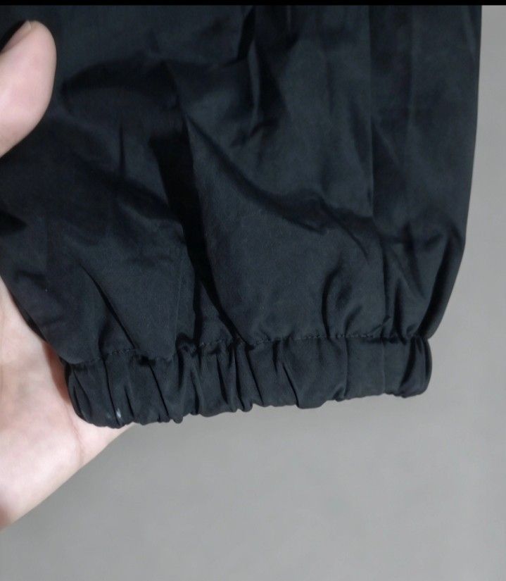 Vans Black Coach Jacket Off The Wall (Category: Coats, Jackets and Outerwear) located in Sorsogon. Submitted by tanggoal (Listing ID 1466797624, Image 2). Description: - Brand: Vans - 1,5k, Free shipping✅ - issue sa last picture📌 - Style: Black coach jacket with snap button closure and collared neckline - Design: Graphic print on left chest; large back illustration with clapperboard, 'Off The Wall' branding, and 'Tell A Friend About Vans' text -