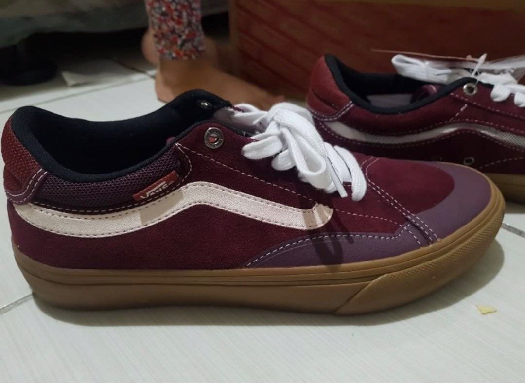 Vans shoes Size 7.5 (Category: Sneakers) located in Quezon City. Submitted by Mhia17 (Listing ID 1466776176, Image 2). Description: Vans Tnt Advanced Prot skate shoes in Port Royale and Rosewood colorway. Size US 7.5 Men's, UK 6.5, EUR 40.0, 25.5 CM. Burgundy suede and textile upper with white jazz stripe, gum rubber sole, and Ultracush 3D insoles. Includes extra maroon laces and original box. loc west ave QC.