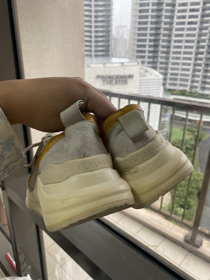 Vera Wang Authentic (Category: Sneakers & Footwear) located in Paranaque City. Submitted by jujudeclutterss (Listing ID 1466837017, Image 3). Description: Vera Wang Sneakers Size 6.