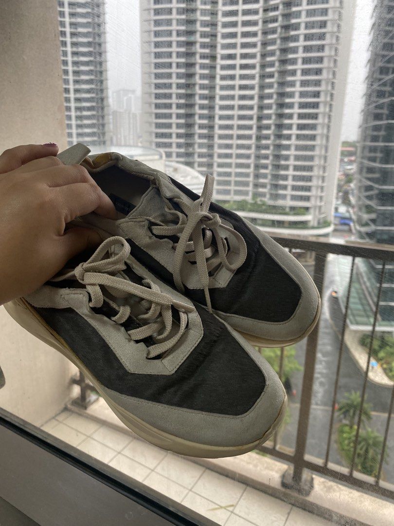 Vera Wang Authentic (Category: Sneakers & Footwear) located in Paranaque City. Submitted by jujudeclutterss (Listing ID 1466837017, Image 1). Description: Vera Wang Sneakers Size 6.