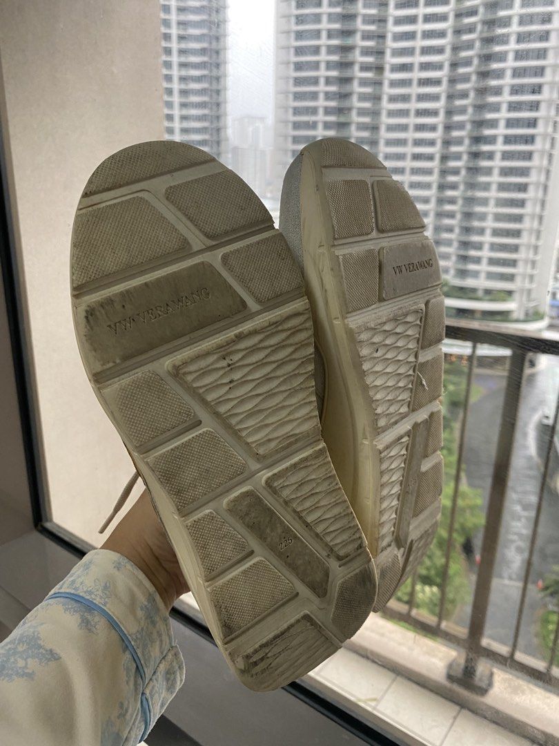 Vera Wang Authentic (Category: Sneakers & Footwear) located in Paranaque City. Submitted by jujudeclutterss (Listing ID 1466837017, Image 2). Description: Vera Wang Sneakers Size 6.