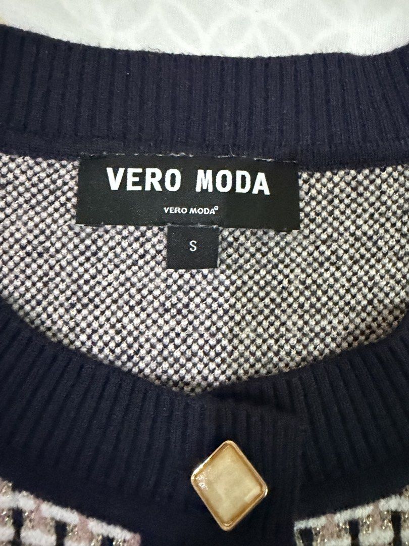 Vero Moda Knit Cardigan (Category: Coats, Jackets and Outerwear) located in San Jose. Submitted by shopangelem (Listing ID 1466866728, Image 2). Description: Best fits medium body frame Worn a few times and no flaws Thick and maganda yung tela Classy No when worn.