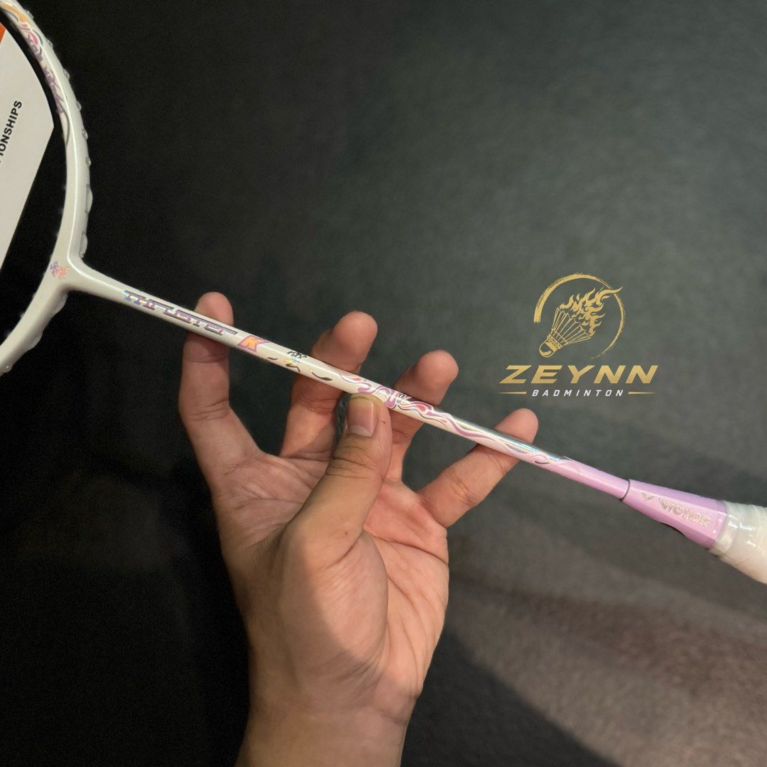 Victor THRUSTER K 云 ( White / Pink ) - Authentic / Original (Category: Racket and Ball Sports) located in Las Pinas. Submitted by lvespinaa (Listing ID 1466885153, Image 3). Description: ‼️AVAILABLE ONHAND : VICTOR THRUSTER K 云‼️ Featuring a pink and white colorway that stands out on court! 💗🤍 Built for players who love attacking shots, powerful smashes, and an aggressive style of play. 💥🏸 NOW AVAILABLE AT ZEYNN BADMINTON 🏸 Victor THRUSTER K