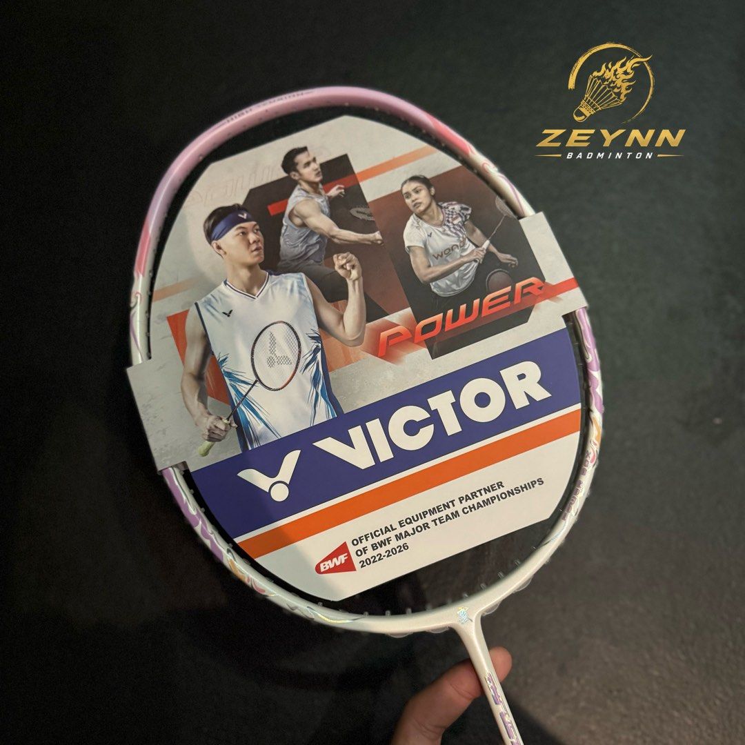 Victor THRUSTER K 云 ( White / Pink ) - Authentic / Original (Category: Racket and Ball Sports) located in Las Pinas. Submitted by lvespinaa (Listing ID 1466885153, Image 2). Description: ‼️AVAILABLE ONHAND : VICTOR THRUSTER K 云‼️ Featuring a pink and white colorway that stands out on court! 💗🤍 Built for players who love attacking shots, powerful smashes, and an aggressive style of play. 💥🏸 NOW AVAILABLE AT ZEYNN BADMINTON 🏸 Victor THRUSTER K