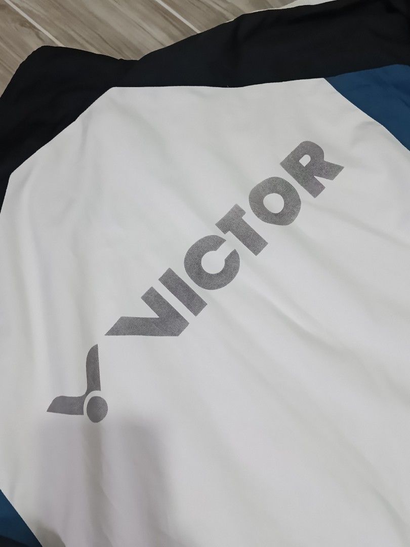 VICTOR WINDBREAKER JACKET (freeshipping) (Category: Coats, Jackets and Outerwear) located in Quezon City. Submitted by gyl-stop (Listing ID 1466927067, Image 3). Description: free shipping 26x29 very good condi cr: 9.5/10 issue: sira rubber puller pero working zipper.